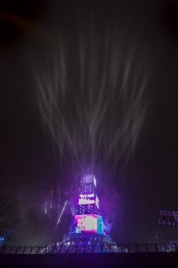 Plovdiv, Bulgaristan - 10 Ocak 2019 - ana kule ve Avrupa kültür başkenti - Plovdiv 2019 açılış etkinliği için sahne. Gece ışık gösterisi.