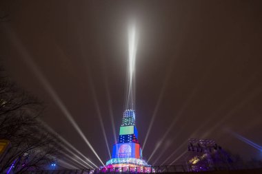 Plovdiv, Bulgaristan - 10 Ocak 2019 - ana kule ve Avrupa kültür başkenti - Plovdiv 2019 açılış etkinliği için sahne. Gece ışık gösterisi.