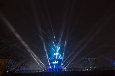 Ana kule ve Avrupa kültür başkenti - Plovdiv 2019 açılış etkinliği için sahne. Güçlü projektörler ve gökyüzü aydınlatma lazerler ile göster.