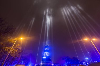 Plovdiv, Bulgaristan - 10 Ocak 2019 - ana kule ve Avrupa kültür başkenti - Plovdiv 2019 açılış etkinliği için sahne. Gece ışık gösterisi.