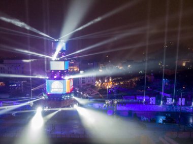 Ana kule ve Avrupa kültür başkenti - Plovdiv 2019 açılış etkinliği için sahne. Güçlü projektörler ve gökyüzü aydınlatma lazerler ile göster.