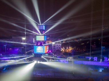 Ana kule ve Avrupa kültür başkenti - Plovdiv 2019 açılış etkinliği için sahne. Güçlü projektörler ve gökyüzü aydınlatma lazerler ile göster.