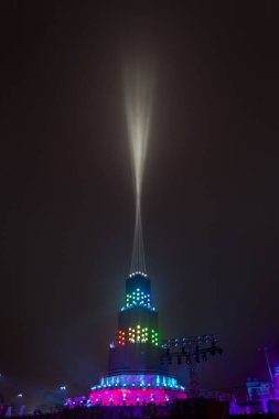 Ana kule ve Avrupa kültür başkenti - Plovdiv 2019 açılış etkinliği için sahne. Güçlü projektörler ve gökyüzü aydınlatma lazerler ile göster.