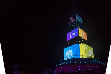 Ana kule ve Avrupa kültür başkenti - Plovdiv 2019 açılış etkinliği için sahne. Güçlü projektörler ve gökyüzü aydınlatma lazerler ile göster.