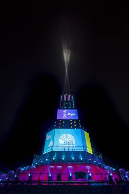 Ana kule ve Avrupa kültür başkenti - Plovdiv 2019 açılış etkinliği için sahne. Güçlü projektörler ve gökyüzü aydınlatma lazerler ile göster.