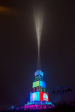 Ana kule ve Avrupa kültür başkenti - Plovdiv 2019 açılış etkinliği için sahne. Güçlü projektörler ve gökyüzü aydınlatma lazerler ile göster.