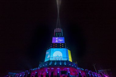 Ana kule ve Avrupa kültür başkenti - Plovdiv 2019 açılış etkinliği için sahne. Güçlü projektörler ve gökyüzü aydınlatma lazerler ile göster.