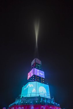 Ana kule ve Avrupa kültür başkenti - Plovdiv 2019 açılış etkinliği için sahne. Güçlü projektörler ve gökyüzü aydınlatma lazerler ile göster.