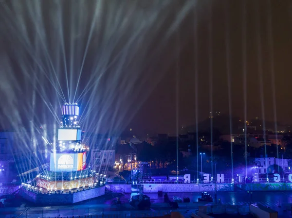 Ana kule ve Avrupa kültür başkenti - Plovdiv 2019 açılış etkinliği için sahne. Güçlü projektörler ve gökyüzü aydınlatma lazerler ile göster.