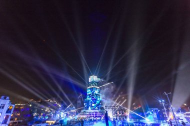 Avrupa kültür başkenti - Plovdiv 2019, Bulgaristan Plovdiv, Bulgaristan - 12 Ocak 2019 - Main tower ve açılışında sahne gösterisi.