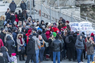 Plovdiv, Bulgaristan - 12 Ocak 2019 - insanlar battaniye ve tulum Avrupa kültür başkenti - Plovdiv 2019, Bulgaristan açılış Event'de bekliyor.