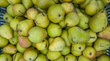 Sepet içinde birçok biyo armut üstten görünüm