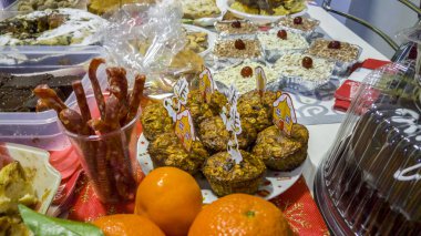 Birçok farklı yemekler, meyve ve çöller ile zengin tablo yaymak.