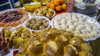 Birçok farklı yemekler, meyve ve çöller ile zengin tablo yaymak.