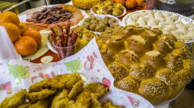 Birçok farklı yemekler, meyve ve çöller ile zengin tablo yaymak.