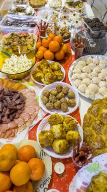 Birçok farklı yemekler, meyve ve çöller ile zengin tablo yaymak.