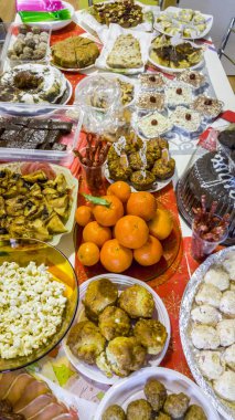 Birçok farklı yemekler, meyve ve çöller ile zengin tablo yaymak.