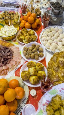 Birçok farklı yemekler, meyve ve çöller ile zengin tablo yaymak.