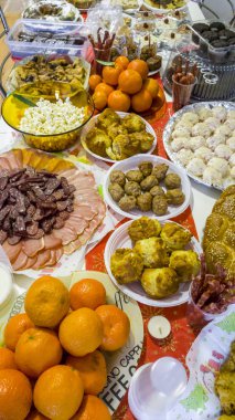 Birçok farklı yemekler, meyve ve çöller ile zengin tablo yaymak.