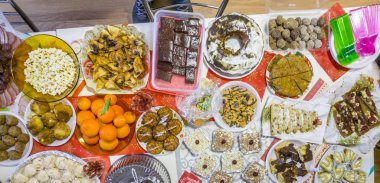 Birçok farklı yemekler, meyve ve çöller ile zengin tablo üstten görünüm yaymak.