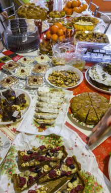 Birçok farklı yemekler, meyve ve çöller ile zengin tablo yaymak.