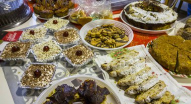 Birçok farklı yemekler, meyve ve çöller ile zengin tablo yaymak.