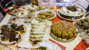 Birçok farklı yemekler, meyve ve çöller ile zengin tablo yaymak.