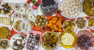 Birçok farklı yemekler, meyve ve çöller ile zengin tablo üstten görünüm yaymak.