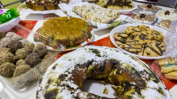 Birçok farklı yemekler, meyve ve çöller ile zengin tablo yaymak.