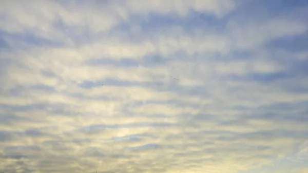 日没時に空の美しい波状雲 — ストック写真