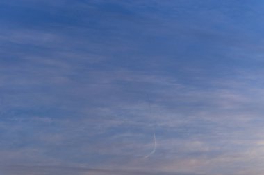 Bulutların üzerinde birden fazla renk ile güzel altın saat gökyüzü