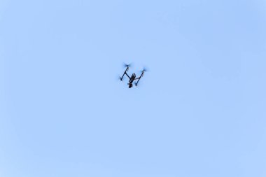 Güzel mavi gökyüzü arka plan üzerinde büyük profesyonel casus uçak