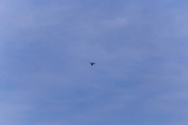 Drone Sobre Hermoso Fondo Cielo Azul —  Fotos de Stock