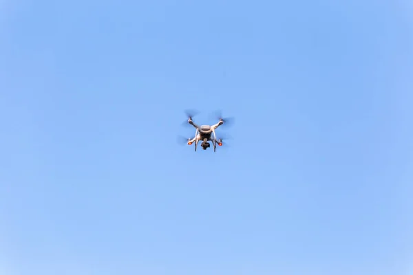 无人机在一个美丽的蓝天背景 — 图库照片
