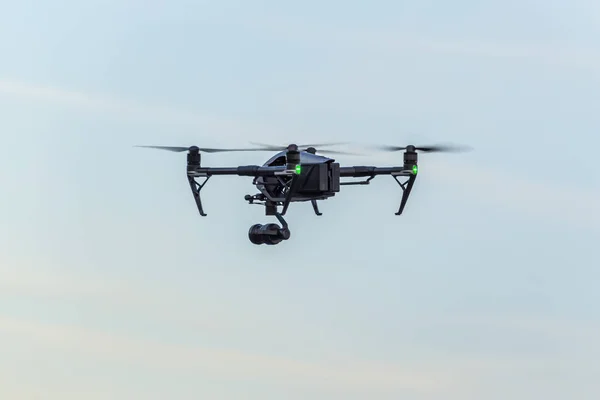 Grand Drone Proffésionnel Sur Beau Fond Bleu Ciel — Photo