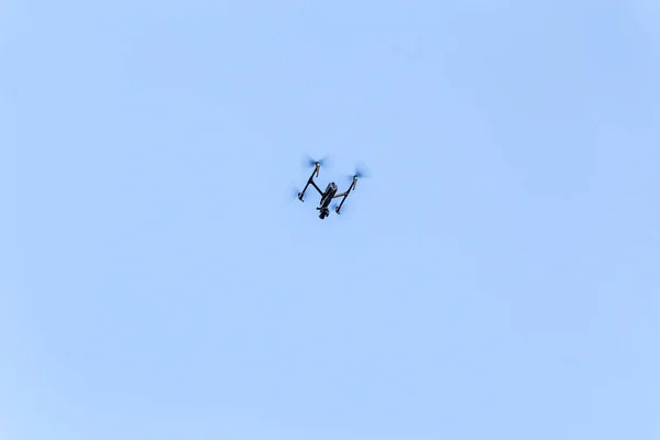 Große Professionelle Drohne Auf Einem Schönen Blauen Himmel Hintergrund — Stockfoto