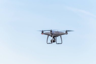 Bir güzel mavi gökyüzü arka plan üzerinde robot
