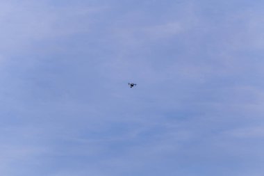 Bir güzel mavi gökyüzü arka plan üzerinde robot