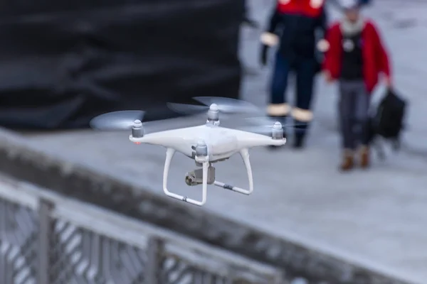 Concept Surveillance Par Drone Quadcopter Espionnant Certaines Personnes Arrière Plan — Photo