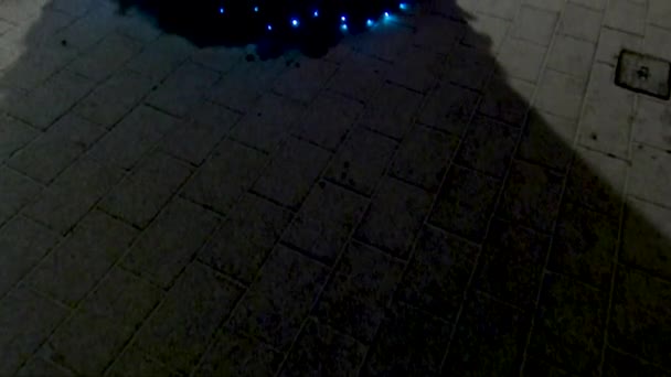 Onthullende Schot Van Een Kerstboom Lichten Opknoping Een Straat Tussen — Stockvideo