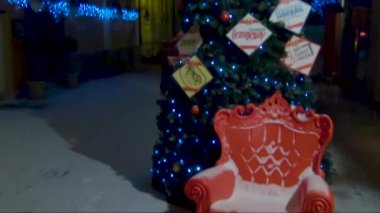 Bir Noel ağacı ve binalar arasında bir sokakta asılı ışıklar ortaya