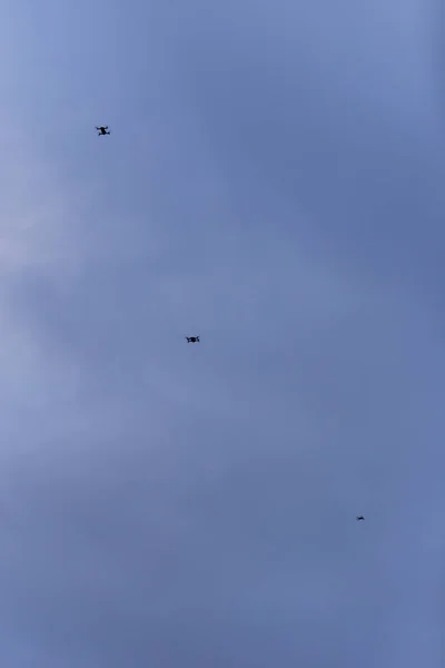 Grupo Drones Fundo Céu Azul — Fotografia de Stock