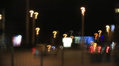 Çerçeve içine geliyor ve onun akıllı bir şey kontrol, sonra çerçeve bırakarak kişi. Soru işareti bokeh arka planda.