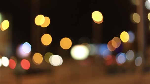 夜彼のスマート フォンに人のテキスト メッセージのクローズ アップ 街路灯から背景の美しいボケ味 — ストック動画
