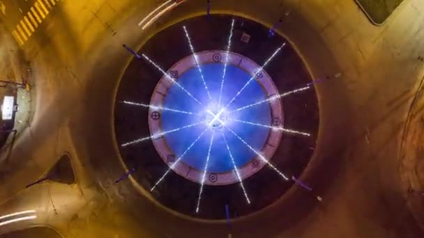 Zooming Spining Colorido Lapso Tempo Aéreo Uma Rotunda Com Trilhas — Vídeo de Stock