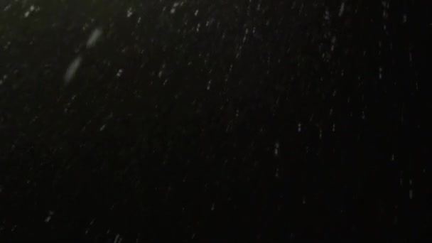 Zeitlupe Eines Fallenden Schnees Beleuchtet Von Einer Straßenlaterne — Stockvideo