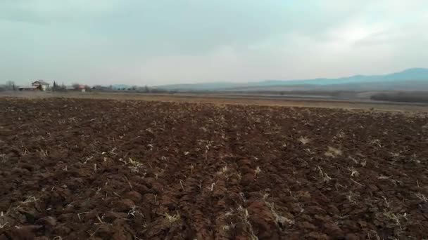 Drone Voando Sobre Campo Recém Arado — Vídeo de Stock