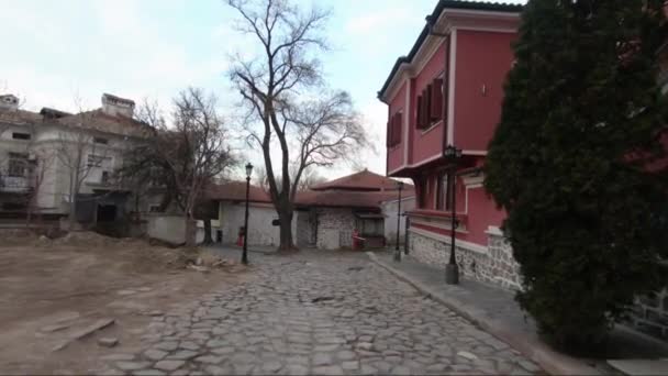 ブルガリア プロヴディフの旧市街の狭い通りを歩いてください — ストック動画