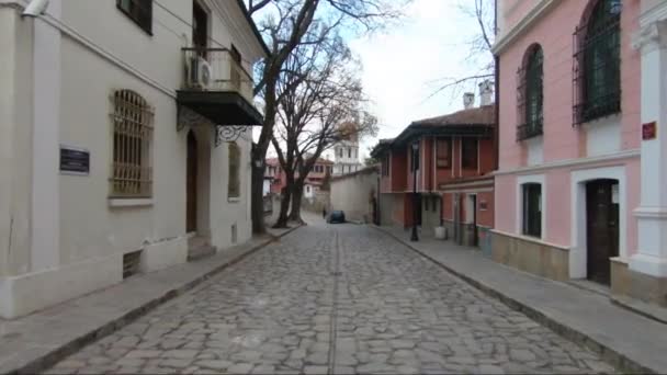 Paseando Por Las Estrechas Calles Del Casco Antiguo Plovdiv Bulgaria — Vídeo de stock