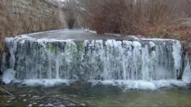 Kleiner Fast Gefrorener Wasserfall Auf Einem Fluss — Stockvideo